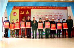 Đoàn công tác Tổng cục Chính trị dâng hương, tặng quà gia đình chính sách tại ATK Định Hóa, Thái Nguyên